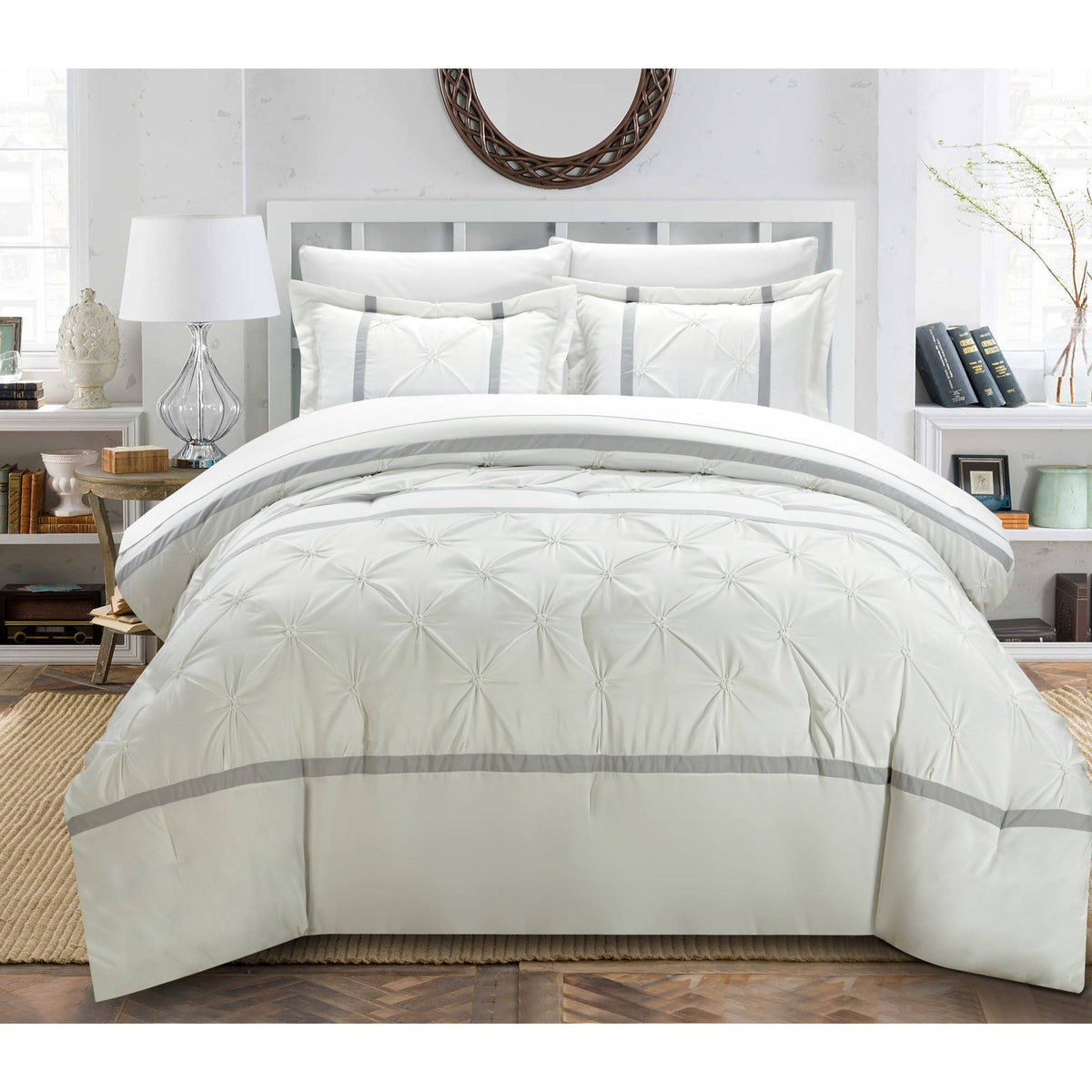 White Queen 3 Piece Pinch Pleat Duvet Cover Set C26038